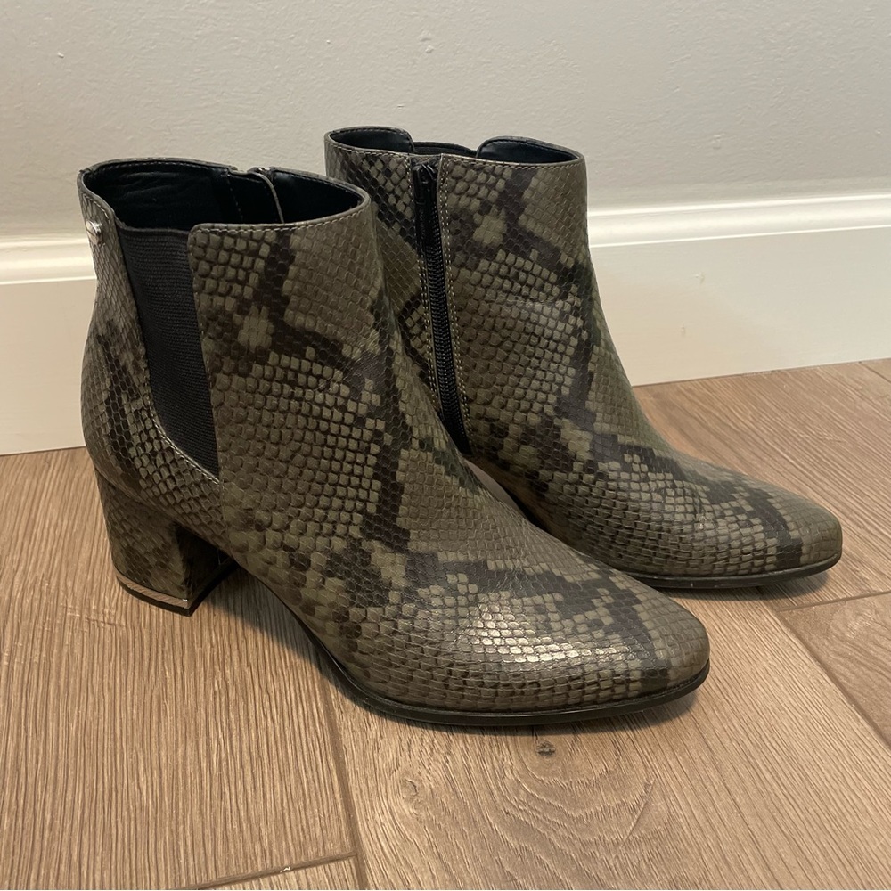 Calvin Klein Fioranna snake skin booties sz 8 green